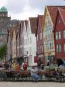 De gekleurde middeleeuwse pakhuizen van de wijk Bryggen in Bergen