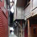 Smal straatje tussen de oude houten gebouwen in Bryggen