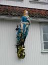 Boegbeeld op een gebouw in Drøbak