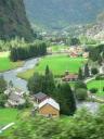 Zicht op het plaatsje Flåm vanuit de trein van de Flåmsbana