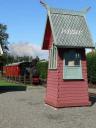 De smalspoortrein in Hamar nadert een oude kiosk