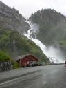 De indrukwekkende Låtafossen