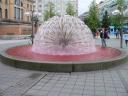 Fontein in Oslo die roze water spuit