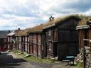 Een straatje in Røros met oude mijnwerkershuisjes