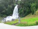 De Steinsdal waterval waar je achter het vallende water langs kan lopen