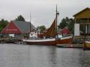 Het Sunnmøre openluchtmuseum met daarvoor een oude vissersboot